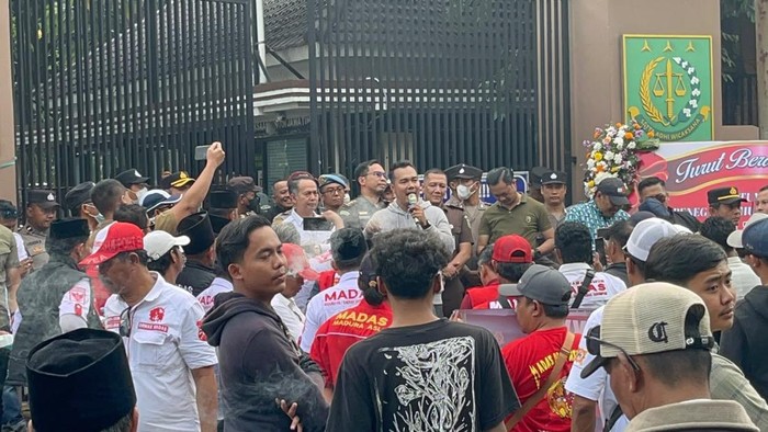 Massa mahasiswa dan ormas demo di Kejati Jatim Jalan A Yani Surabaya