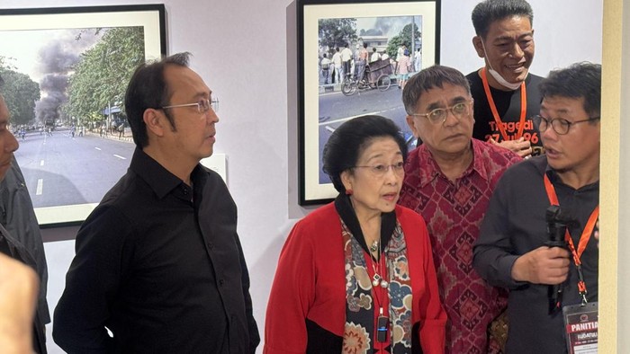Megawati Soekarnoputri dan Prananda Prabowo membuka pameran sejarah arsip foto Meretas Jalan Demokrasi di TIM, Jakarta Pusat. Pameran tersebut berisi tentang sekumpulan foto saat peristiwa Kerusuhan Dua Puluh Tujuh Juli (Kudatuli).