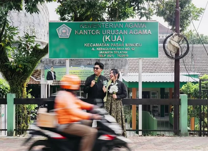 Beredar video di media sosial pasangan pengantin yang menikah di KUA dan alokasi biaya tidak menggelar resepsi untuk keperluan rumah.