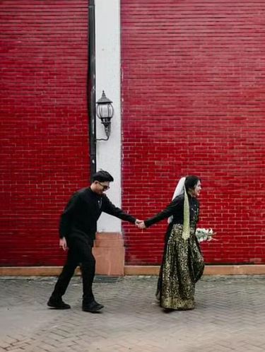 Beredar video di media sosial pasangan pengantin yang menikah di KUA dan alokasi biaya tidak menggelar resepsi untuk keperluan rumah.