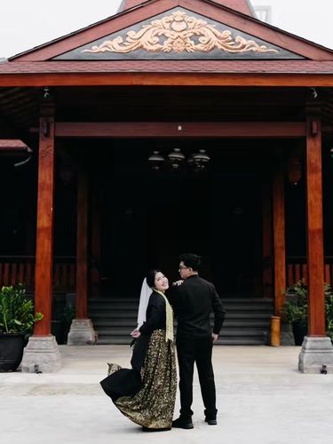 Beredar video di media sosial pasangan pengantin yang menikah di KUA dan alokasi biaya tidak menggelar resepsi untuk keperluan rumah.