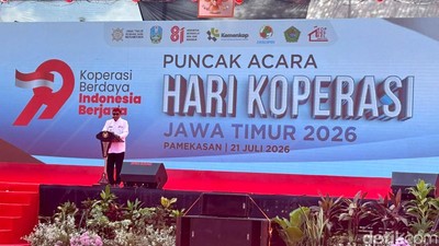 Menkop-Gubernur Jatim Serahkan Penghargaan Tokoh Koperasi