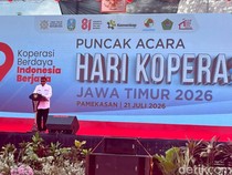 Menkop-Gubernur Jatim Serahkan Penghargaan Tokoh Koperasi