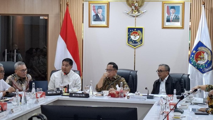 Menteri Dalam Negeri Tito Karnavian (tengah)