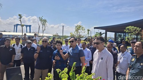 Menteri Koordinator Bidang Infrastruktur dan Pembangunan Kewilayahan, Agus Harimurti Yudhoyono (AHY), saat meninjau kawasan Bali Maritime Tourism Hub, Denpasar, Bali, Selasa (21/7/2026). (Fabiola Dianira)