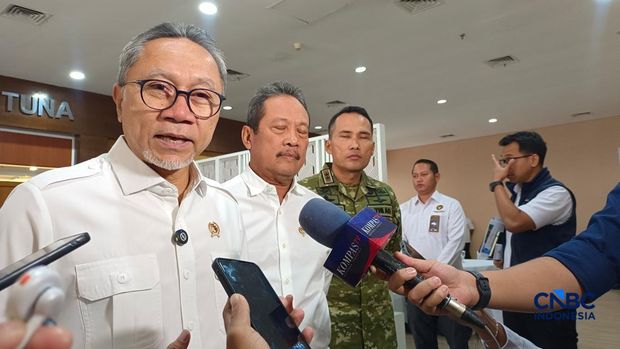 Menteri Koordinator Bidang Pangan Zulkifli Hasan, bersama Menteri Kelautan dan Perikanan Sakti Wahyu Trenggono saat ditemui usai Rakortas di Kantor Pusat KKP, Jakarta, Selasa (21/7/2026). (CNBC Indonesia/Martyasari Rizky) Menteri Koordinator Bidang Pangan Zulkifli Hasan, bersama Menteri Kelautan dan Perikanan Sakti Wahyu Trenggono saat ditemui usai Rakortas di Kantor Pusat KKP, Jakarta, Selasa (21/7/2026). (CNBC Indonesia/Martyasari Rizky)