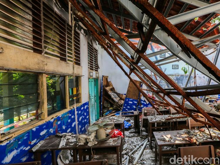 Miris! Atap SDN Kebayoran Lama Selatan 09 Ambruk, Siswa Terpaksa Pindah Sekolah Sementara