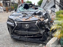 Sejumlah Mobil Rusak Parah Buntut Ledakan di Rumah Mewah Medan