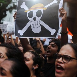 Momen Bendera One Piece Berkibar di Kolkata India