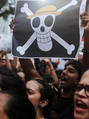 Momen Bendera One Piece Berkibar di Kolkata India