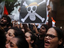 Momen Bendera One Piece Berkibar di Kolkata India