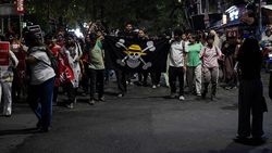 Momen Bendera One Piece Berkibar di Kolkata India