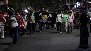 Potret pengunjuk rasa menuju Parlemen di Delhi dipimpin oleh Partai Cockroach Janta (CJP). Mereka menuntut reformasi pendidikan yang mendesak dan akuntabilitas lebih besar, serta pengunduran diri Menteri Pendidikan, Uni Dharmendra Pradhan.  Foto: REUTERS/Francis Mascarenhas