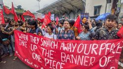 Momen Bendera One Piece Berkibar di Kolkata India