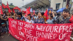 Sekelompok demonstran lain terlihat membawa spanduk besar bertuliskan, ‘Ketika mereka merampas kedamaian kita, kibarkan bendera One Piece.’ Foto: Istimewa