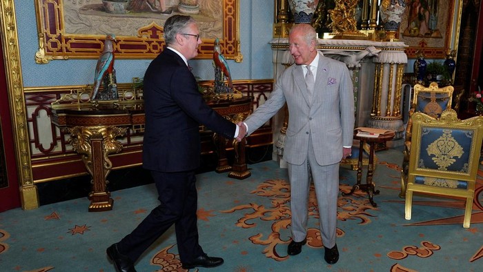 King Charles welcomes outgoing British Prime Minister Keir Starmer during an audience at Buckingham Palace, London, where Starmer will formally resign as Prime Minister after losing the Labour leadership contest to Andy Burnham, who will become the new Prime Minister. Picture date: Monday July 20, 2026.    Aaron Chown/Pool via REUTERS     TPX IMAGES OF THE DAY