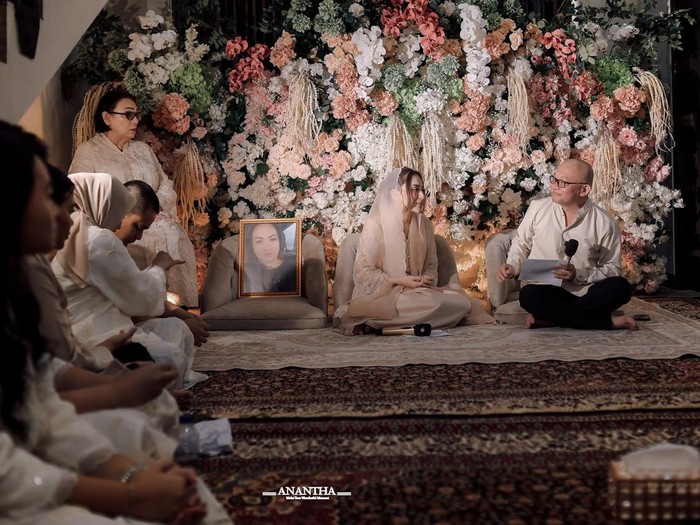 Nathalie Holscher gelar pengajian jelang nikah.