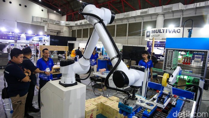 ekerja mendemonstrasikan cara kerja mesin kepada pengunjung dalam pameran ProPak Indonesia 2026 di JIEXPO Kemayoran, Jakarta, Selasa (21/7/2026). Pameran ini menampilkan beragam solusi industri, mulai dari teknologi pengolahan, proses produksi, hingga sistem pengemasan yang dirancang untuk meningkatkan efisiensi, produktivitas, dan kualitas produk. Sebanyak 70 perusahaan dari tujuh negara berpartisipasi dengan memperkenalkan teknologi, peralatan, serta inovasi terbaru kepada pelaku industri, mitra usaha, dan masyarakat.