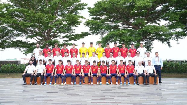 Pau Cubarsi menjadi kampiun Piala Dunia di usia muda. Naradamping Pau di Indonesia semasa membela Spanyol dalam Piala Dunia U-17 2023 ikut bangga dengannya.