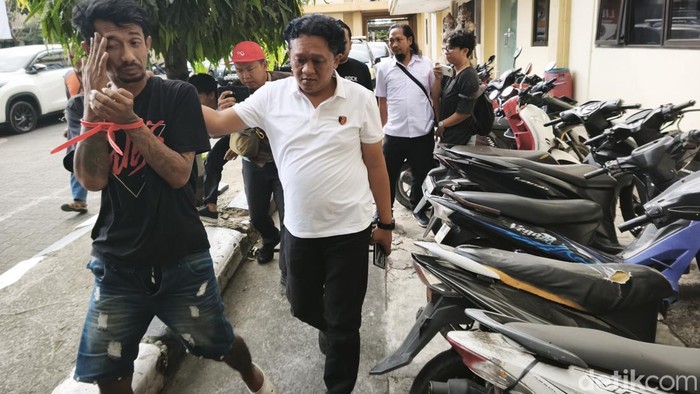 AW, pembacok hingga telinga korban nyaris putus, saat dibawa Unit Resmob Satreskrim Polrestabes Semarang di Mapolrestabes Semarang, Selasa (21/7/2026).