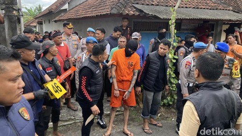 Pembunuh Man Colik, Agus Novit Pramana Putra alias Petong menjalani rekonstruksi kasus di Desa Negari, Kecamatan Banjarangkan, Klungkung, Bali, Selasa (21/7/2026).