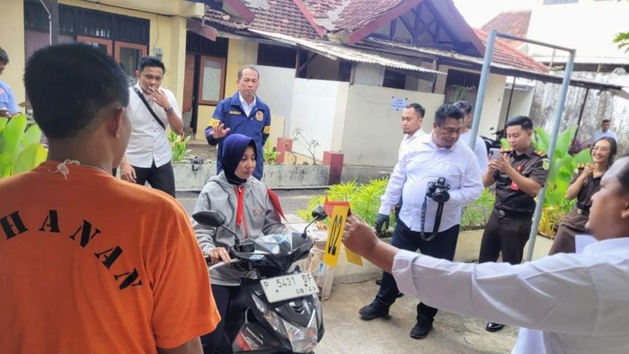 Tersangka Rizky Hidayaturrahman saat rekonstruk pembunuhan istrinya, bidan RSUD Besuki, Situbondo di mapolres setempat