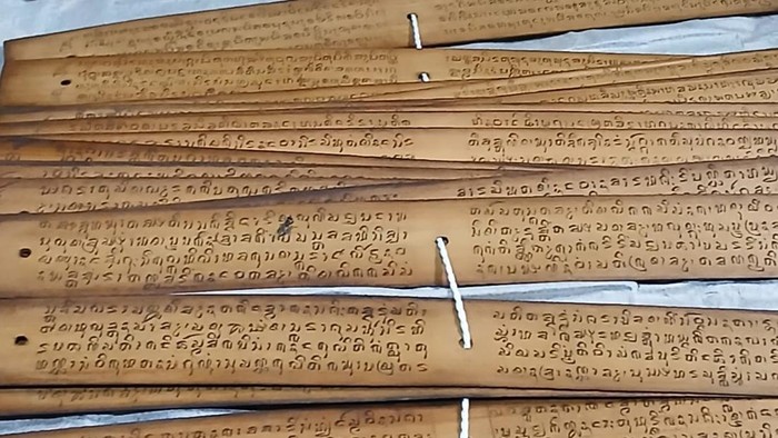 Penampakan manuskrip kuno misterius di daun lontar yang tersimpan di Dusun Kedakan, Magelang.