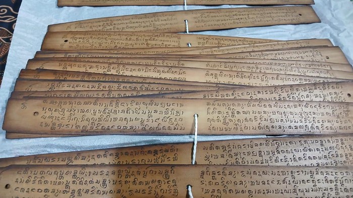 Penampakan manuskrip kuno misterius di daun lontar yang tersimpan di Dusun Kedakan, Magelang.