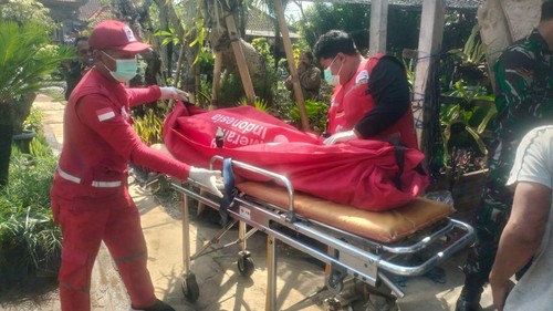 Jasad DS dievakuasi ke rumah sakit oleh petugas PMI Badung. (Dok Polsek Abiansemal)