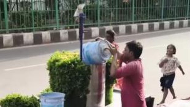 Terekam Kamera! Penjual Minuman Lemon Pakai Air dari Toilet Umum