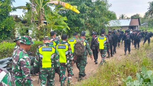 Personel TNI-Polri memastikan situasi dua desa yang terlibat bentrok di Adonara aman dan kondusif, Selasa (21/7/2026).