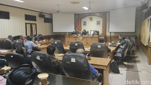 Pertemuan antara pihak Desa Adat Sempidi dengan vendor pengelola TPS3R Bumi Resik Sempidi di DLHK Badung membahas sampah menumpuk, Selasa (21/7/2026). (Foto: Agus Eka/detikBali)