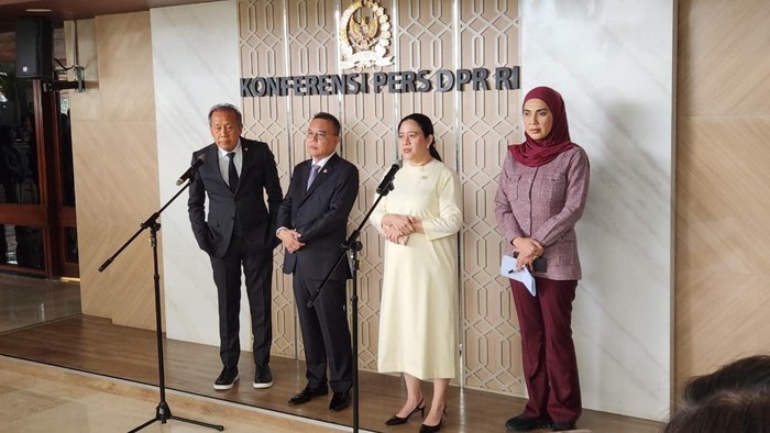 Pimpinan DPR jumpa pers seusai rapat paripurna di kompleks parlemen, Senayan, Jakarta, Selasa (21/7/2026).