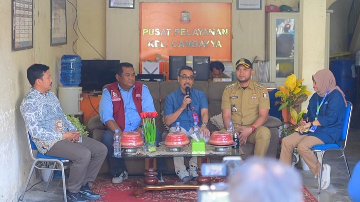 Pelaksana tugas (Plt) Direktur Utama PDAM Makassar, Andi Syahrum saat menjadi narasumber dalam Dialog Luar Studio RRI Pro 1 Makassar di Kantor Kelurahan Cambayya.