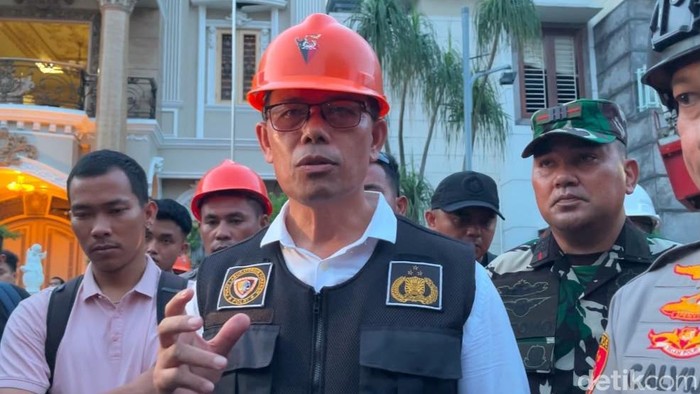 Kasubbid Fiskom Bid Labfor Polda Sumut AKBP Roy Siburian saat diwawancarai.