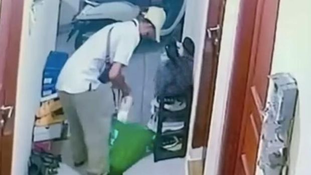 Polisi menangkap pria yang membuat resah penghuni kosan di kawasan Radio Dalam, Jaksel. Polisi menangkap pelaku usai menerima informasi dari warga. (dok Istimewa)