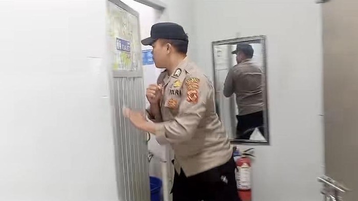Polisi mendobrak pintu toilet minimarket Sukabumi