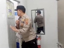 Aksi Bripka Rahim Evakuasi Pria Misterius dari Bilik Toilet