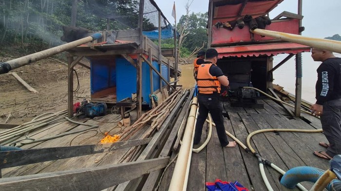 Polisi menemukan rakit dompeng tambang emas ilegal di Tebo, Jambi, yang kemudian dibakar