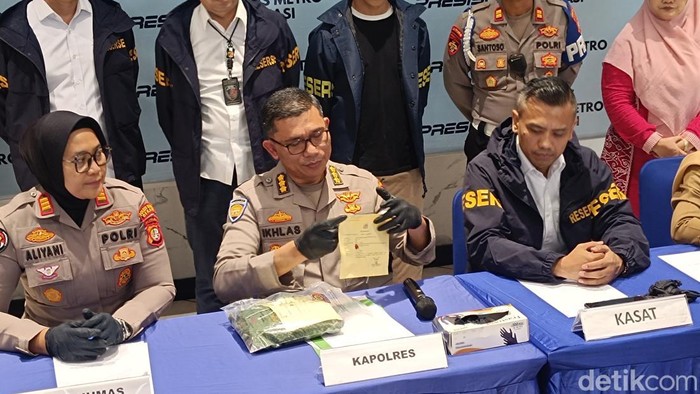 Polisi mengungkap kronologi pria bernama Samuel Lumban yang menyekap dan menganiaya pacaranya berinisial TS (25) di Cikarang, Kabupaten Bekasi. (Rizky AM/detikcom)