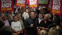Saat memimpin Greater Manchester, Burnham dikenal sebagai sosok yang vokal memperjuangkan kepentingan wilayah Inggris bagian utara. Ia mendorong pengembalian layanan bus ke kendali publik, memperkuat kewenangan pemerintah daerah, dan mengampanyekan pemerataan pembangunan di luar London sehingga dijuluki King of the North. Getty Images/Christopher Furlong