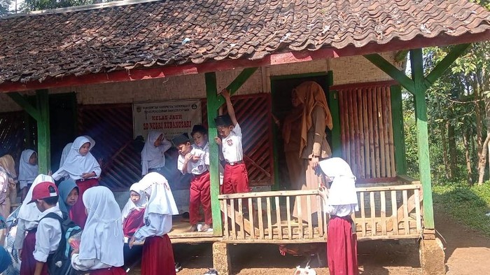 Potret kelas jauh di Kampung Manglid, Dusun Mekarjaya, Desa Kertaraharja, Kecamatan Taraju, Kabupaten Tasikmalaya, Jawa Barat.
