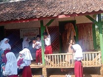 Potret Buram Pendidikan Tasik, 25 Siswa Berdesakan di Bilik Bambu Lapuk