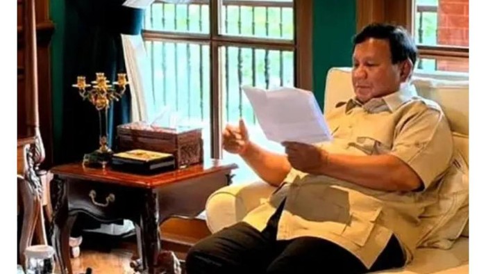 Presiden Prabowo Subianto saat membaca rancangan proyek pembangunan Bandara Bali Utara. (Foto: Dok. Istimewa)