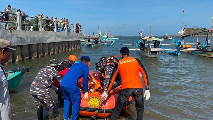 Proses evakuasi jasad nelayan korban kapal tenggelam di pelawangan Grajagan Banyuwangi.