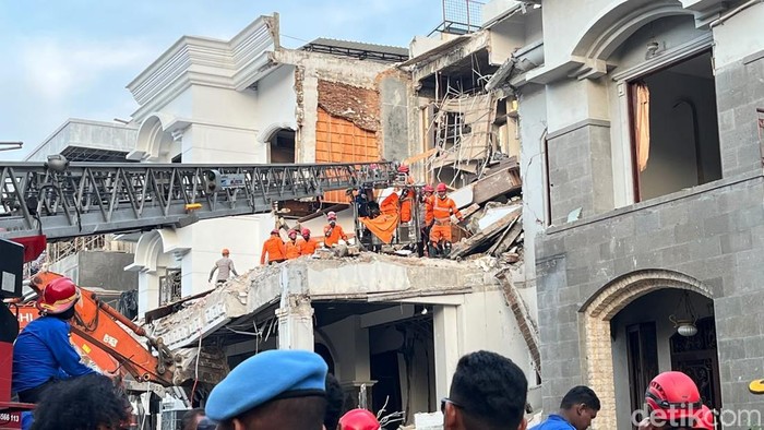 Proses evakuasi korban ketiga dari bawah reruntuhan. (Foto: Finta Rahyuni/detikSumut)