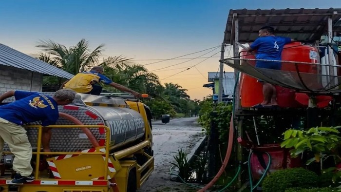 PUPR Kobar Salurkan Air Bersih