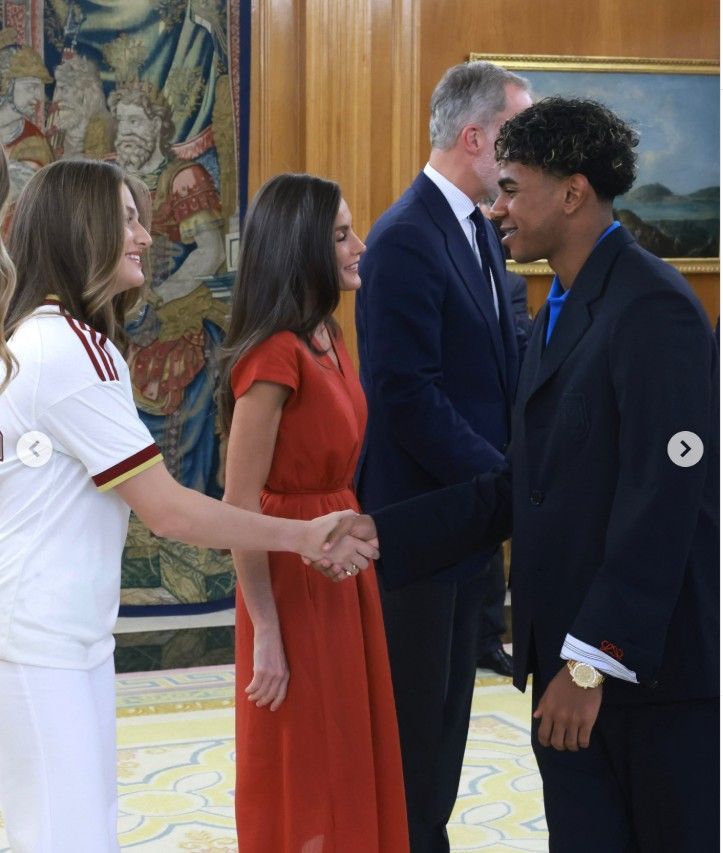 Raja Felipe VI Sambut Kepulangan Timnas Spanyol di Istana