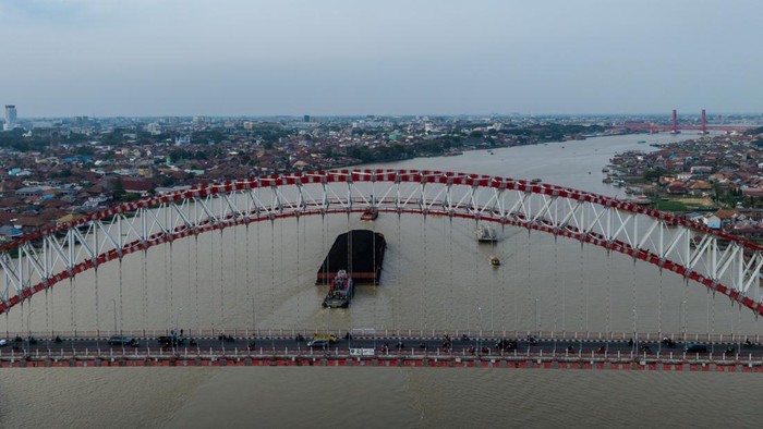 Foto udara kapal tongkang pengangkut batu bara melintas di Sungai Musi, Palembang, Sumatera Selatan, Selasa (21/7/2026). Kementerian ESDM  menyatakan devisa ekspor batu bara selama semester I 2026  telah mencapai 14 miliar-15 miliar dollar AS atau mencapai Rp250 triliun hingga Rp268 triliun sedangkan realisasi Pendapatan Negara Bukan Pajak (PNBP) sektor ESDM sudah mencapai Rp85,58 triliun atau 62,84persen dari target PNBP tahun 2026 sebesar Rp136,18 triliun, capaian tersebut menunjukkan sektor pertambangan masih mampu menopang perekonomian nasional di tengah ketidakpastian ekonomi global. ANTARA FOTO/Nova Wahyudi/sgd