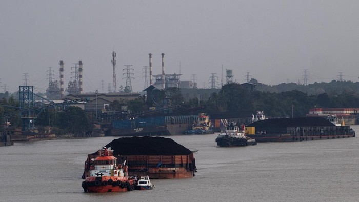 Foto udara kapal tongkang pengangkut batu bara melintas di Sungai Musi, Palembang, Sumatera Selatan, Selasa (21/7/2026). Kementerian ESDM  menyatakan devisa ekspor batu bara selama semester I 2026  telah mencapai 14 miliar-15 miliar dollar AS atau mencapai Rp250 triliun hingga Rp268 triliun sedangkan realisasi Pendapatan Negara Bukan Pajak (PNBP) sektor ESDM sudah mencapai Rp85,58 triliun atau 62,84persen dari target PNBP tahun 2026 sebesar Rp136,18 triliun, capaian tersebut menunjukkan sektor pertambangan masih mampu menopang perekonomian nasional di tengah ketidakpastian ekonomi global. ANTARA FOTO/Nova Wahyudi/sgd